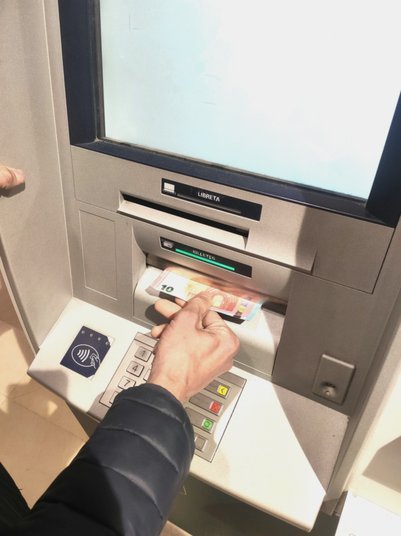 智能ATM新体验：快速取现的秘密